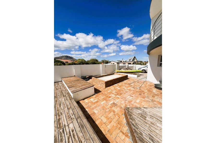 6 Bedroom Property for Sale in Perlemoenbaai Western Cape